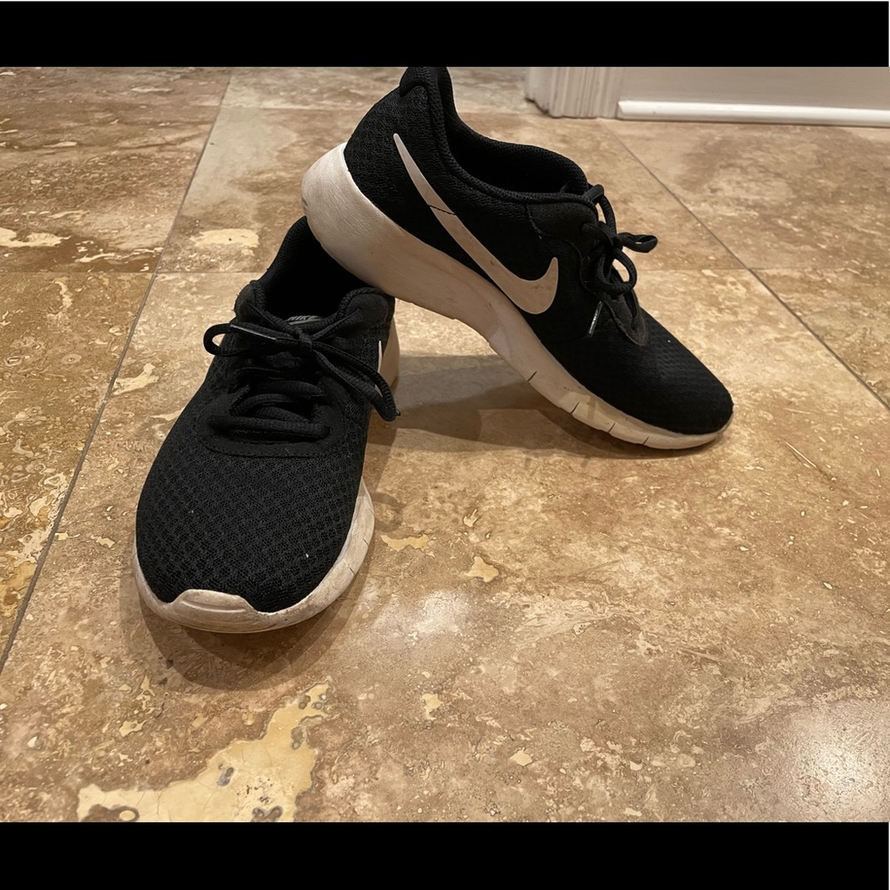 Nike Kids Tanjun Sneakers; Size 6